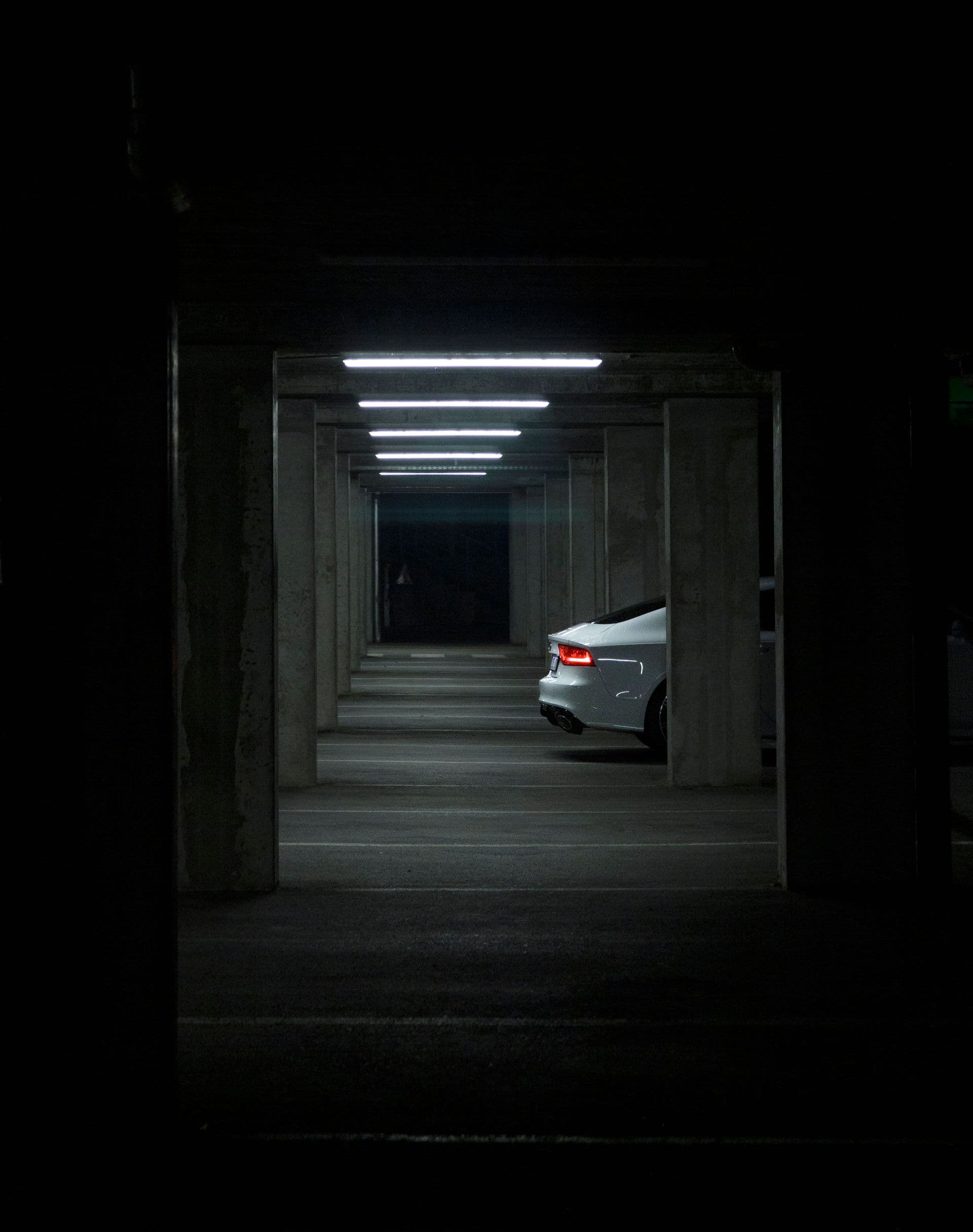 Parking souterrain éclairé au néon, de nuit