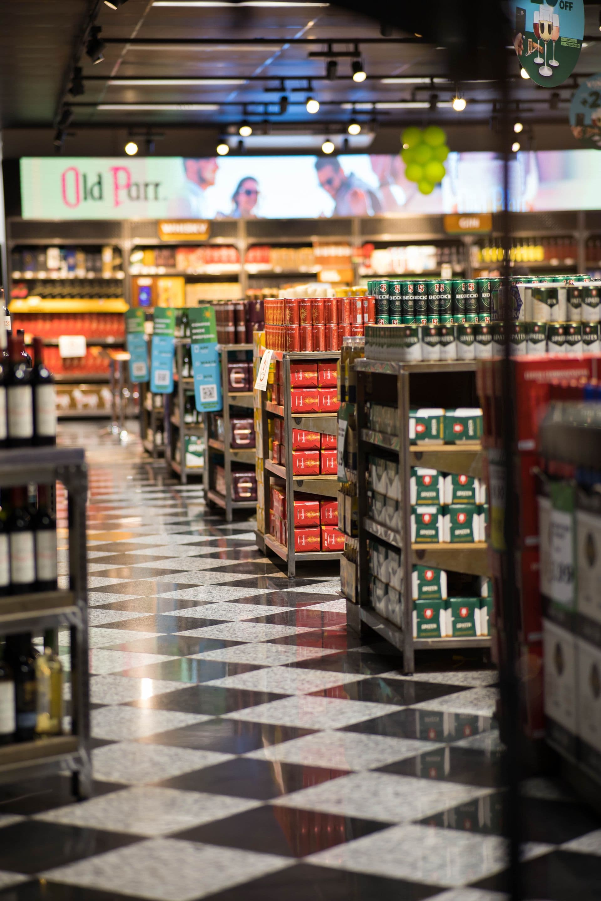 Allée de magasin éclairée après la fermeture